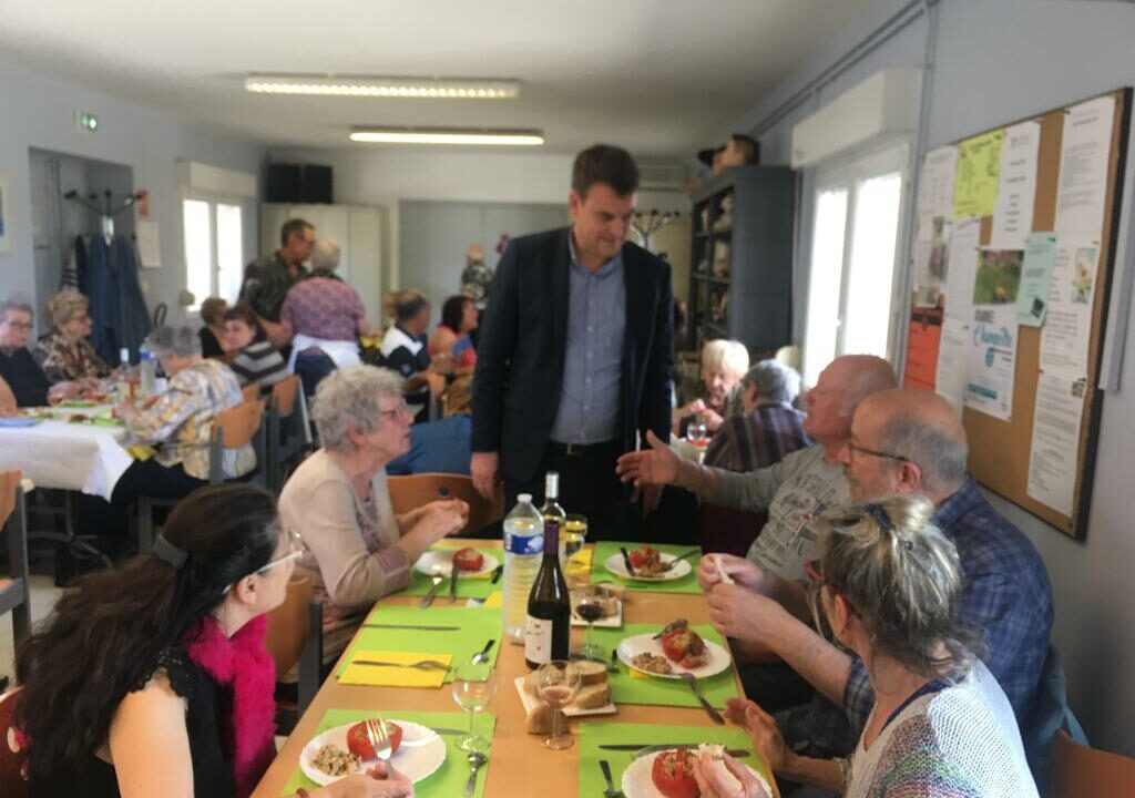 Repas convivial au foyer de quartier de Bollène Ecluse